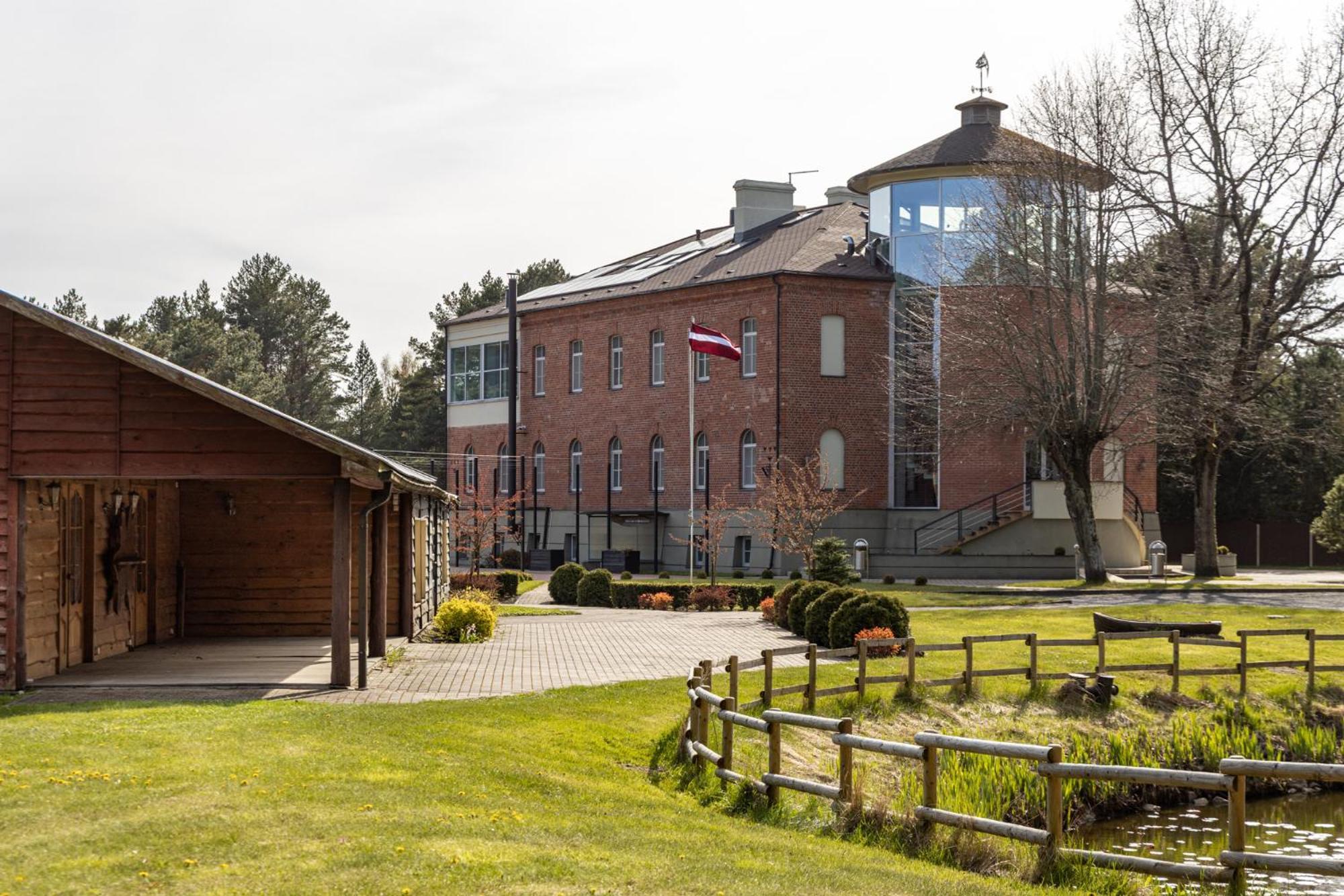 Roze Village Jurnieka Ligzda Perkone Luaran gambar